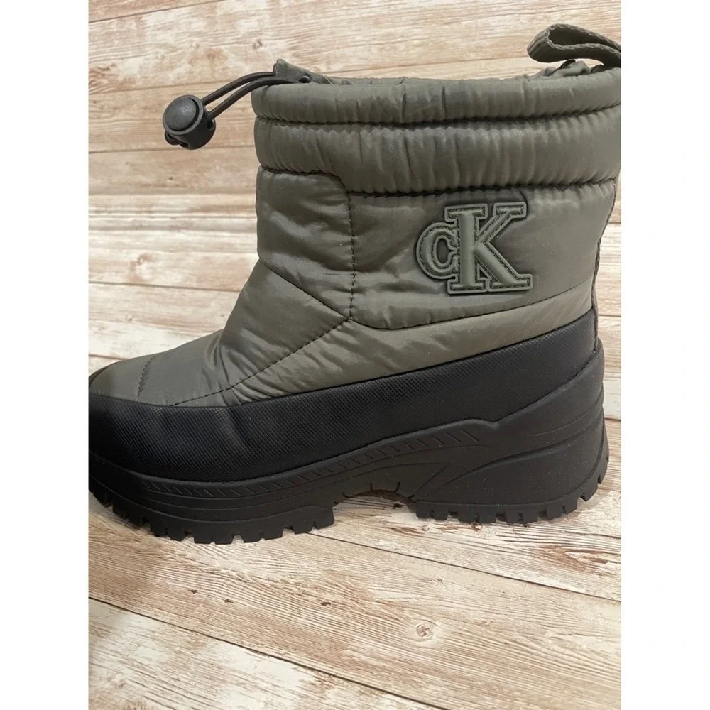 Calvin Klein Nelsa Womens Olive Green Puffer Lug Sole Platform Boots 6.5 NEW‎